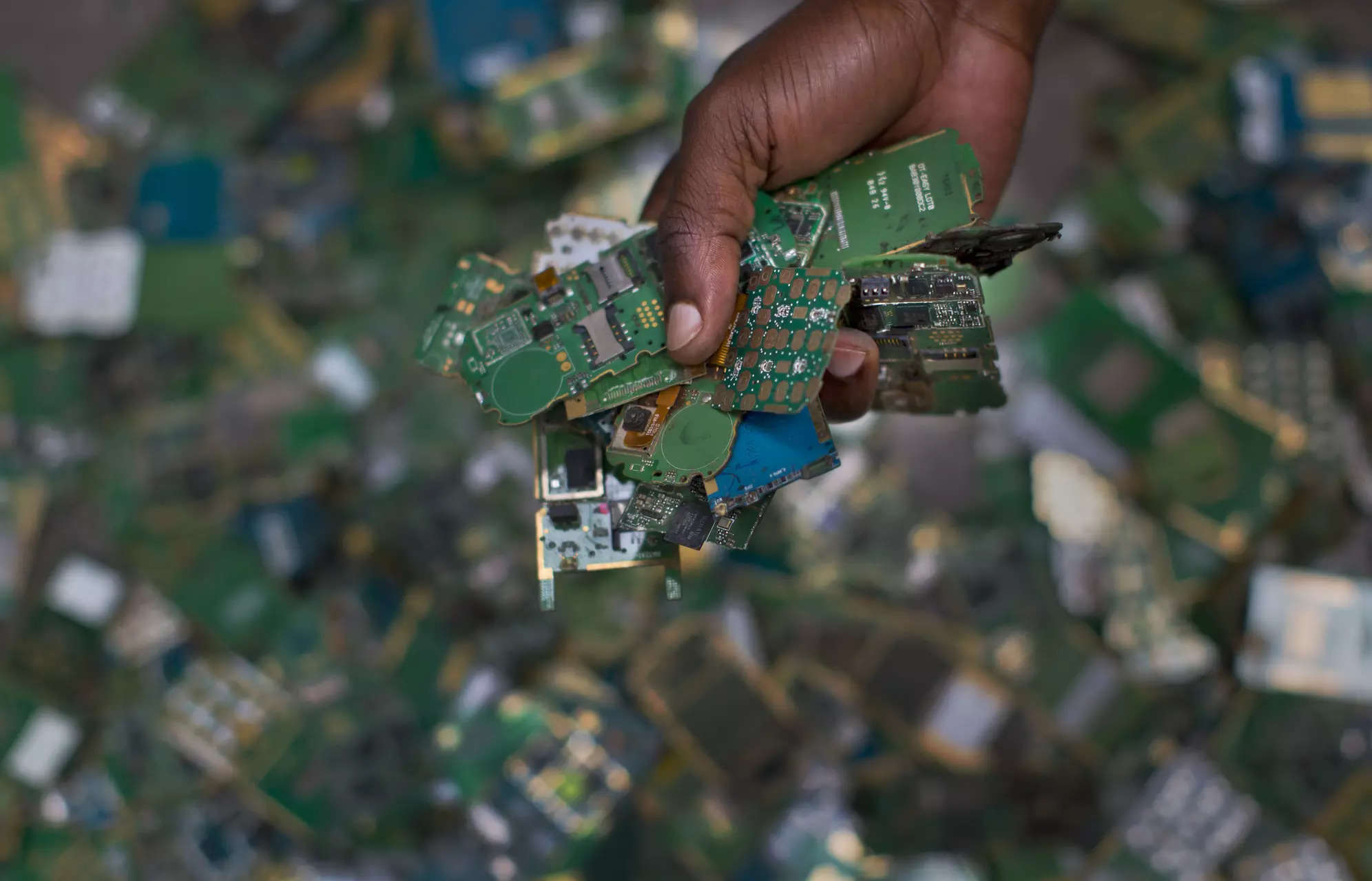 You are currently viewing E-waste from trashed electric devices is piling up and recycling isn’t keeping pace, UN says, ET Auto