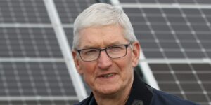 Read more about the article Tim Cook’s Comments About Sales in China Cost Apple $490 Million