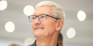 Read more about the article Tim Cook Flexes iPhones and His Shanghai Trip on Chinese Social Media