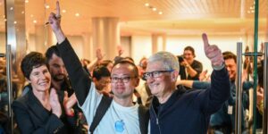 Read more about the article Tim Cook to Attend Beijing Business Forum After Apple Store Opening