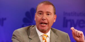Read more about the article AI Craze in Stocks Like Dot-Com Bubble, Economic Pain Ahead: Gundlach