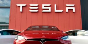 Read more about the article Tesla Settles Lawsuit Over Autopilot Crash That Killed Apple Engineer