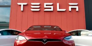 Read more about the article Ex-Workers Say in New Lawsuit Tesla Didn’t Pay Overtime, Sick Leave