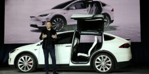 Read more about the article Tesla Robotaxi Not Enough for Turnaround: Analyst