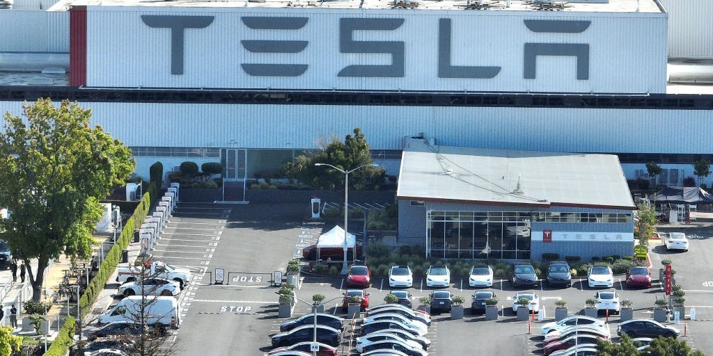 You are currently viewing Tesla Employees Worry That Layoffs Are Coming