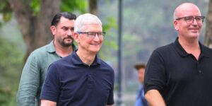 Read more about the article Tim Cook Arrives in Vietnam for a Trip to Boost Ties With Suppliers