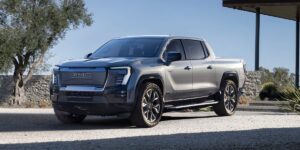 Read more about the article GMC’s New Electric Pickup Range Will Beat the Cybertruck by 100 Miles