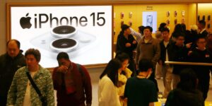 Read more about the article Apple Sinks to 3rd Place in China As iPhone Sales Slide