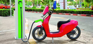 Read more about the article Legacy companies speed in electric 2-wheeler lane; startups slow, ET Auto